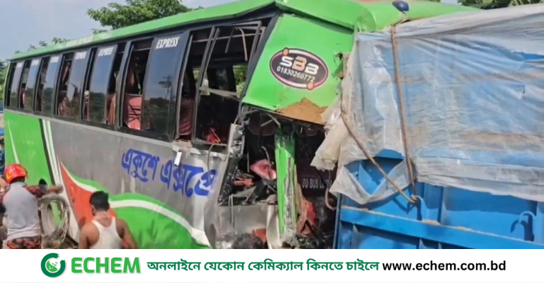 নোয়াখালীতে দাঁড়িয়ে থাকা ট্রাকে বাসের ধাক্কা; চালক নিহত, আহত ১২