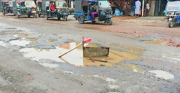 চার লেনের নামে আটকে আছে কাজ, লক্ষ্মীপুর-নোয়াখালী সড়কে ভোগান্তি!