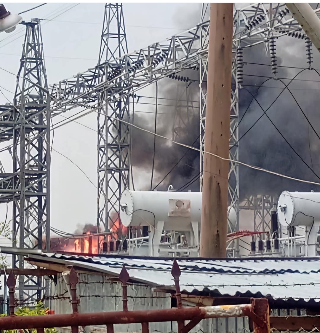 সাতক্ষীরায় পাওয়ার গ্রীড সাবস্টেশনে অগ্নিকাণ্ডের আড়াই ঘন্টা পর বিদ্যুৎ সরবরাহ স্বাভাবিক