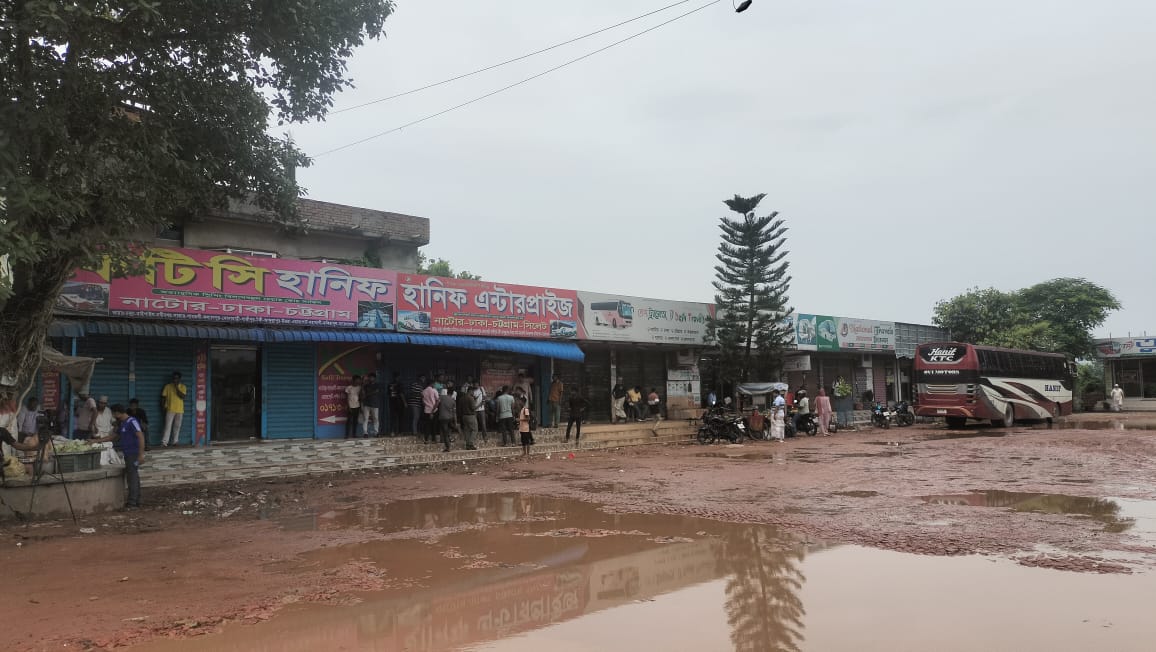 শ্রমিকদের অনির্দিষ্টকালের কর্মবিরতিতে নাটোরে দ্বিতীয় দিনেও ঢাকাগামী বাস চলাচল বন্ধ