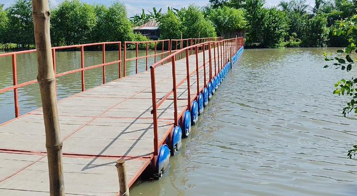 ভাসমান সেতুতে দুই ইউনিয়নের যাতায়েত