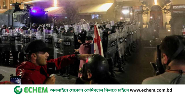 বিক্ষোভে উত্তাল জর্জিয়া, প্রেসিডেন্ট প্রাসাদে ঢোকার চেষ্টা জনতার