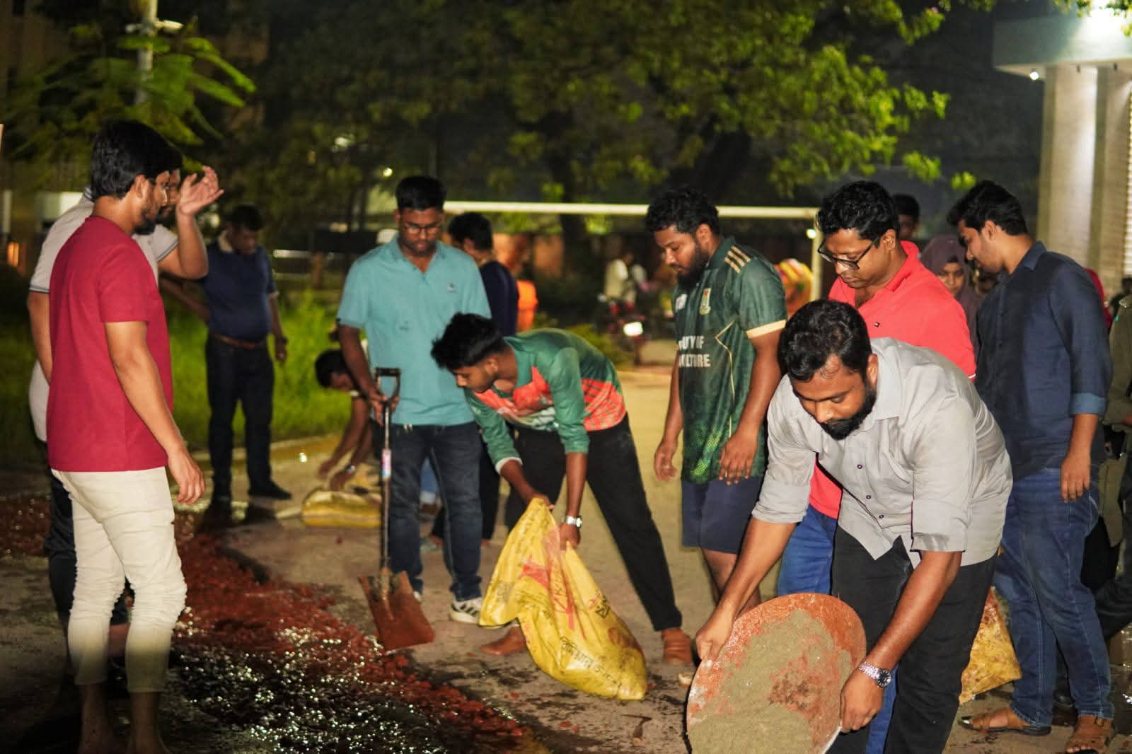 শেকৃবিতে বেহাল রাস্তা সংস্কারে ছাত্রদলের ব্যতিক্রমী উদ্যোগ