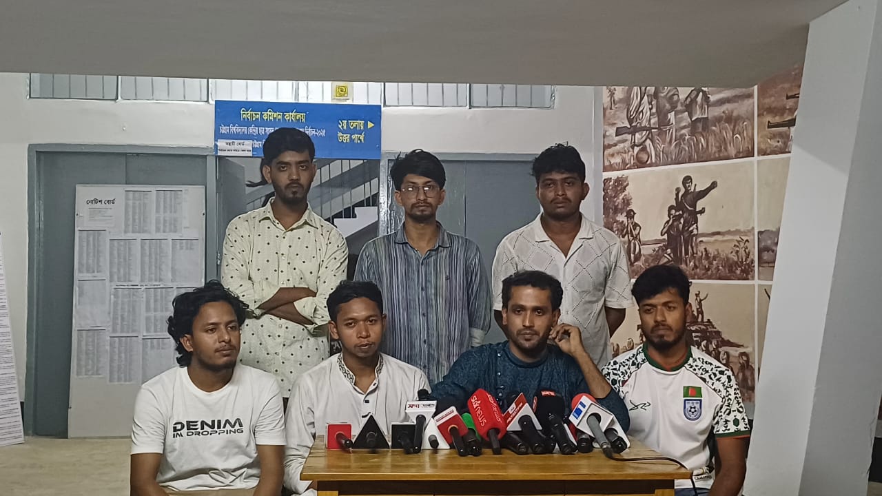 চাকসু নির্বাচন: ভিপি প্রার্থী মাহফুজকে সমর্থন দিয়ে সরে গেলেন আজিজ