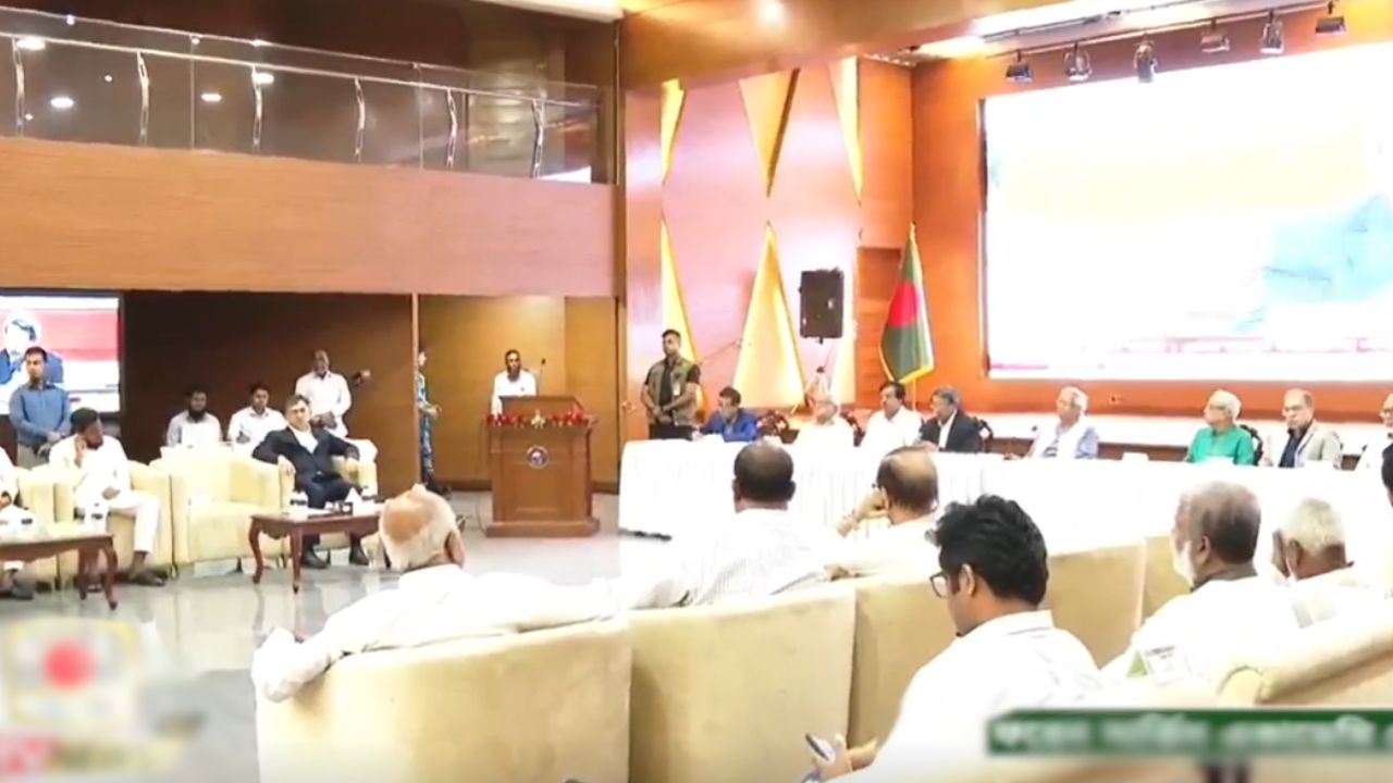 রাজনৈতিক দলগুলোর সঙ্গে জরুরি বৈঠকে প্রধান উপদেষ্টা