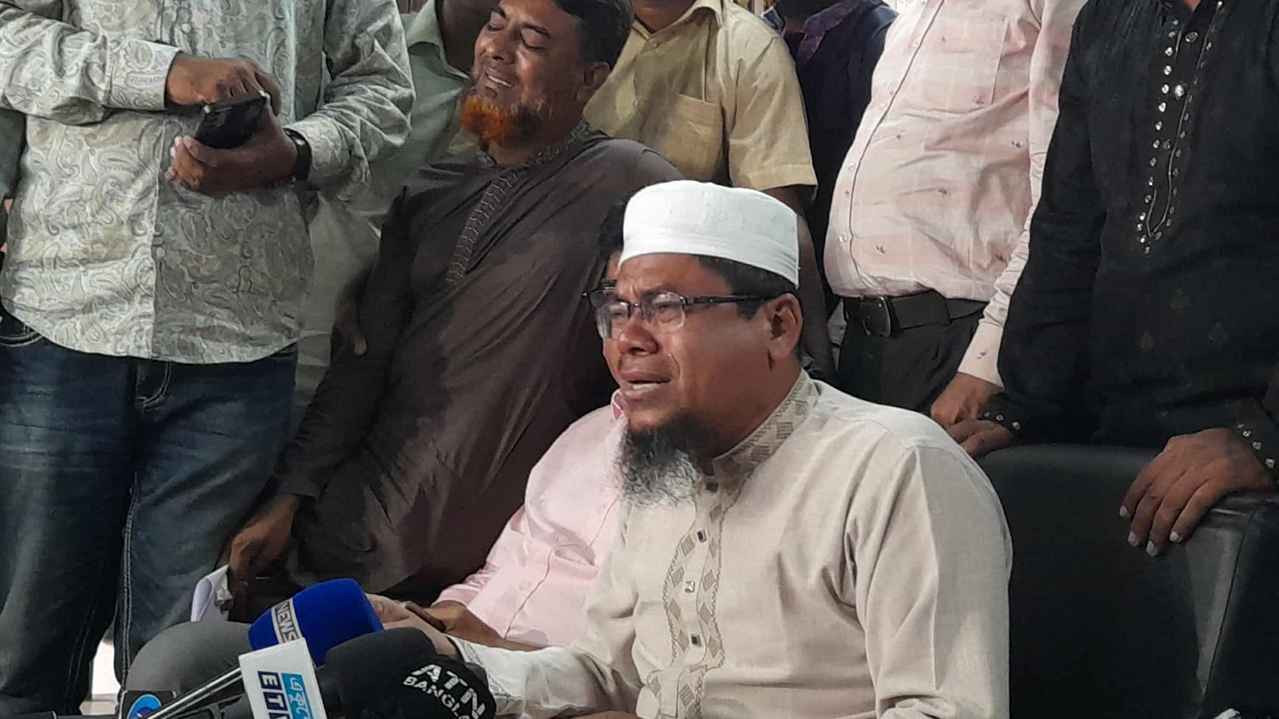 লাশ যাবে তবুও আন্দোলন চলবে: কেঁদে কেঁদে বললেন শিক্ষক নেতা আজীজী