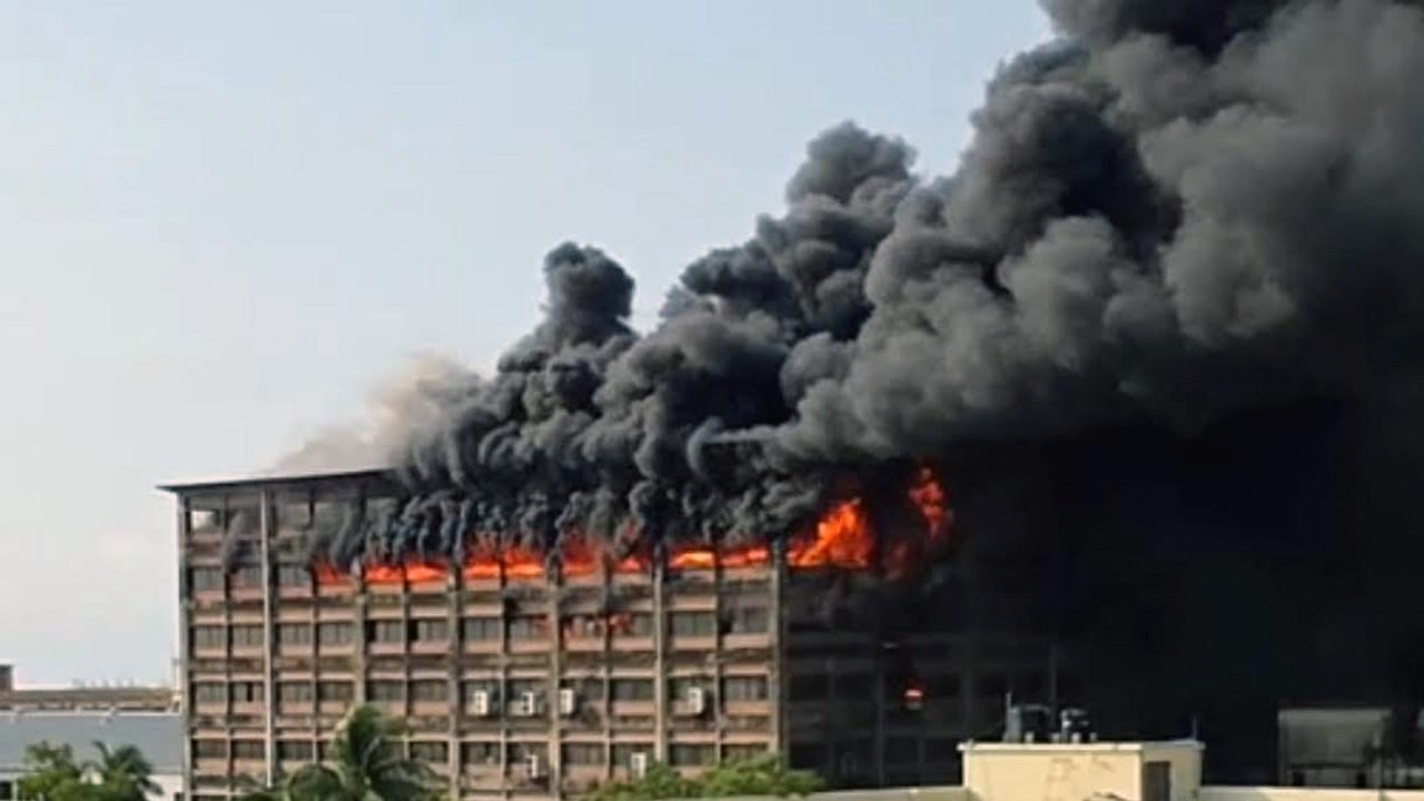 চট্টগ্রাম ইপিজেডে পোশাক কারখানায় ভয়াবহ আগুন, নিয়ন্ত্রণে ১৪ ইউনিট