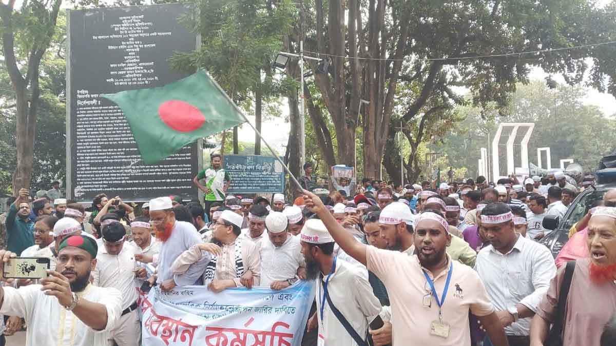 নবম দিনের মতো শহীদ মিনারে শিক্ষক-কর্মচারীরা