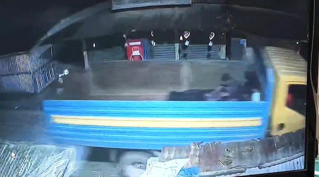 ফরিদপুরে চাঞ্চল্যকর ডাকাতি: ‘মেঘলা জুয়েলার্স’ থেকে স্বর্ণ লুট, আহত দুই নাইট গার্ড