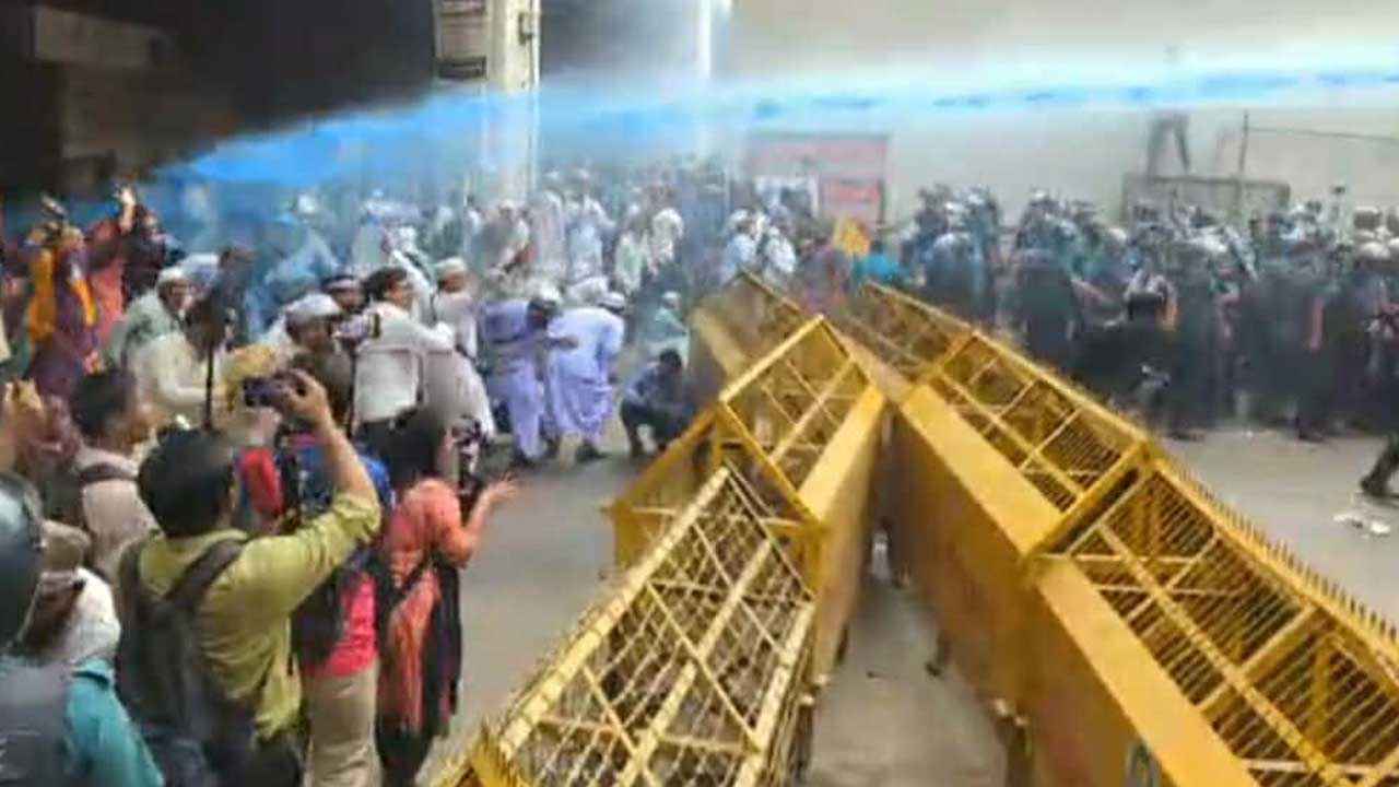 ইবতেদায়ি শিক্ষকদের ভুখা মিছিলে পুলিশের জলকামান নিক্ষেপ