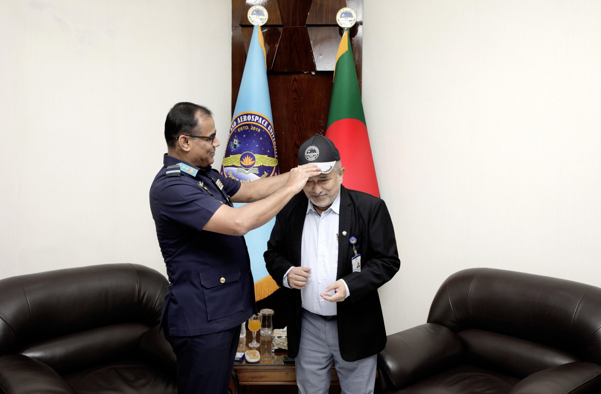 বিমান বাহিনীর এয়ার ভাইস মার্শালের সাথে বৈঠকে সম্মানিত হলেন প্রফেসর সৈয়দ আহসানুল আলম