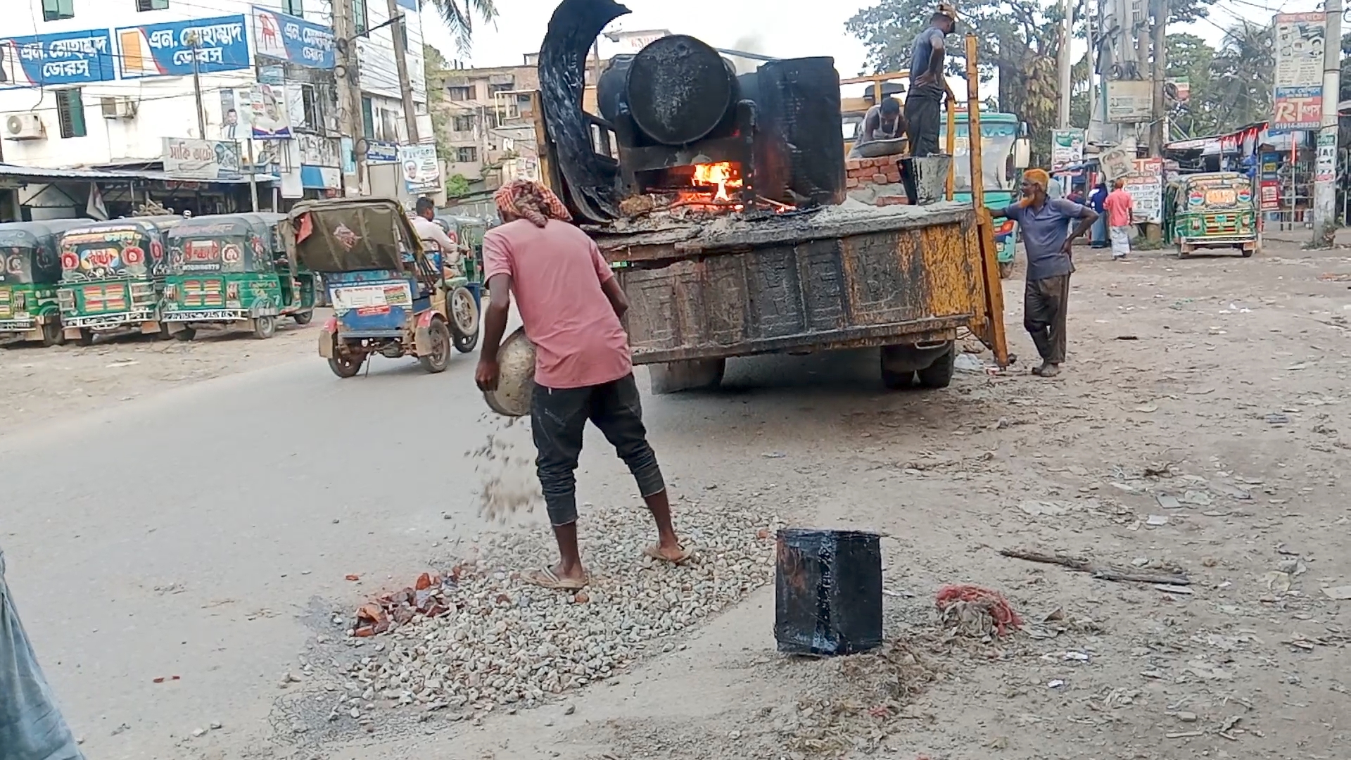 লক্ষ্মীপুরে দীর্ঘদিনের ভাঙা সড়ক সংস্কার হওয়ায়  জনমনে স্বস্তি
