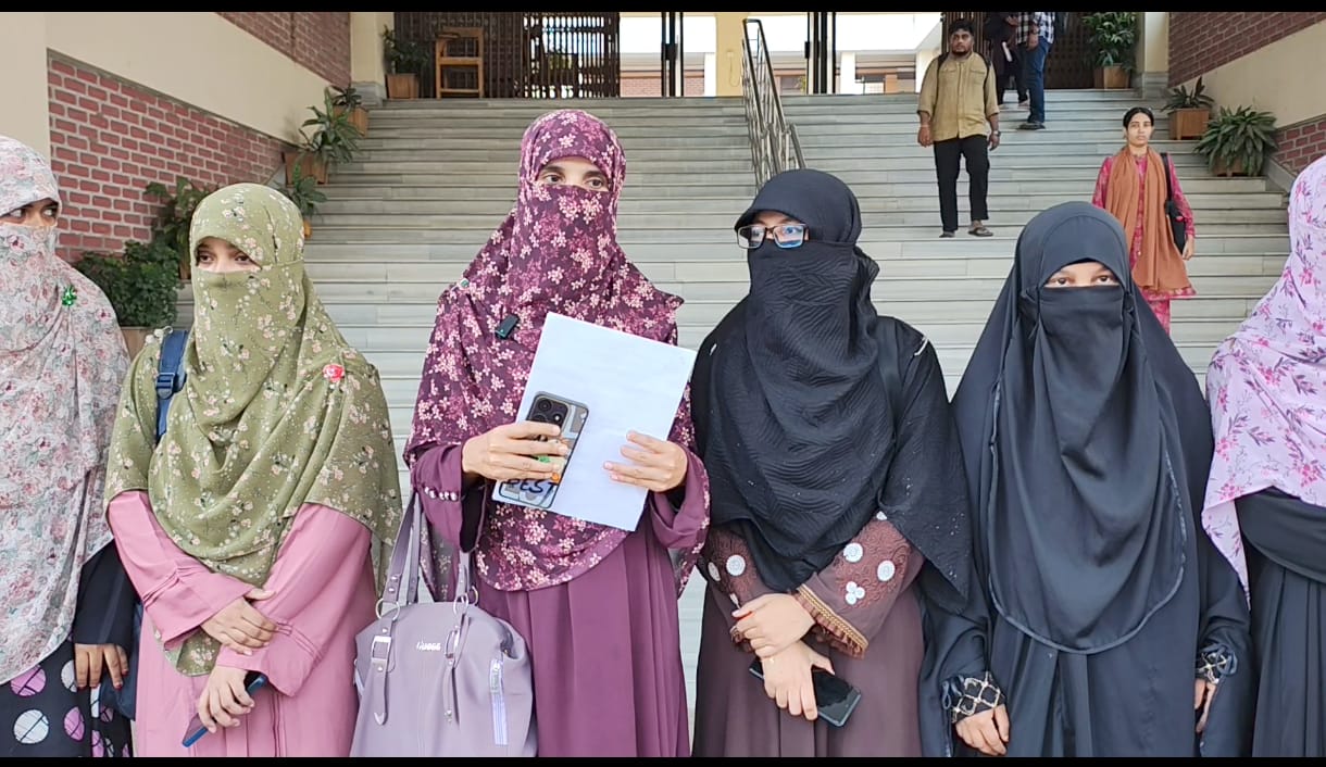 কমনরুমের ব্যবস্থাসহ ১২ দফা দাবিতে হাবিপ্রবি ছাত্রীসংস্থার স্মারকলিপি প্রদান