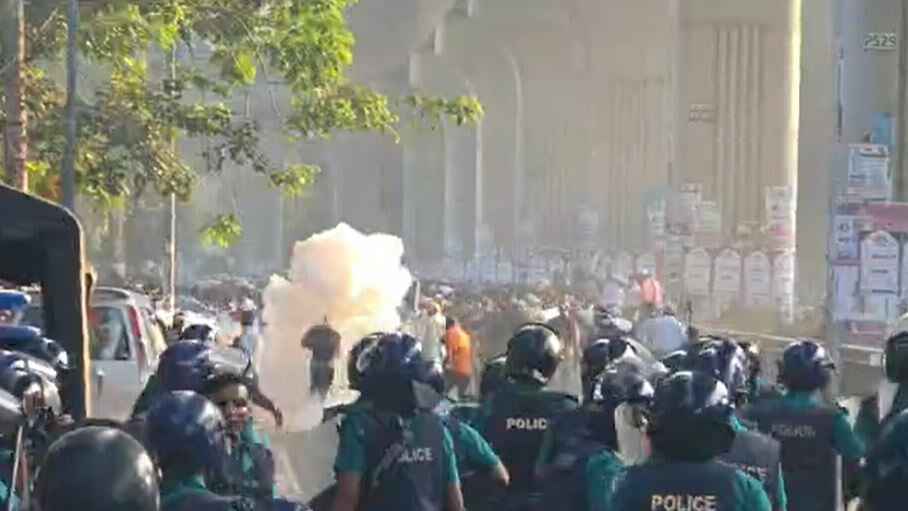 ব্যারিকেড ভাঙার চেষ্টা শিক্ষকদের, জলকামান-সাউন্ড গ্রেনেড নিক্ষেপ