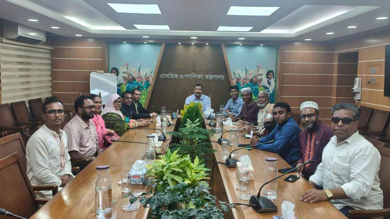 সরকারের আশ্বাসে প্রাথমিক শিক্ষকদের কর্মবিরতি স্থগিত, কর্মসূচি চলবে