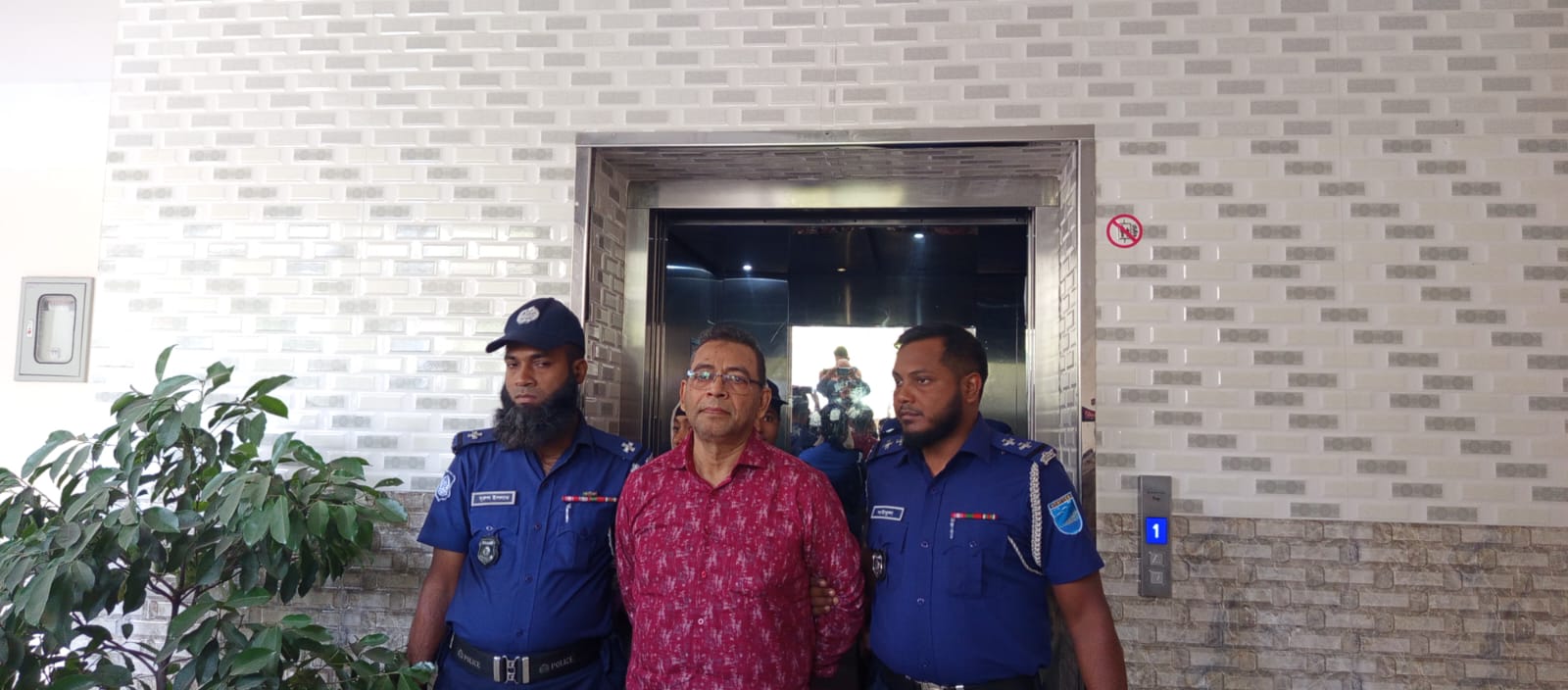 ফরিদপুরে গ্রেফতার হওয়া আওয়ামীলীগ সভাপতিকে আদালতে হস্তান্তর