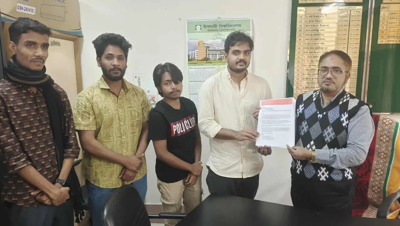 ফেসবুকে মানহানিকর কন্টেন্ট প্রচারের প্রতিকার চেয়ে ইবি শিক্ষার্থীদের স্মারকলিপি