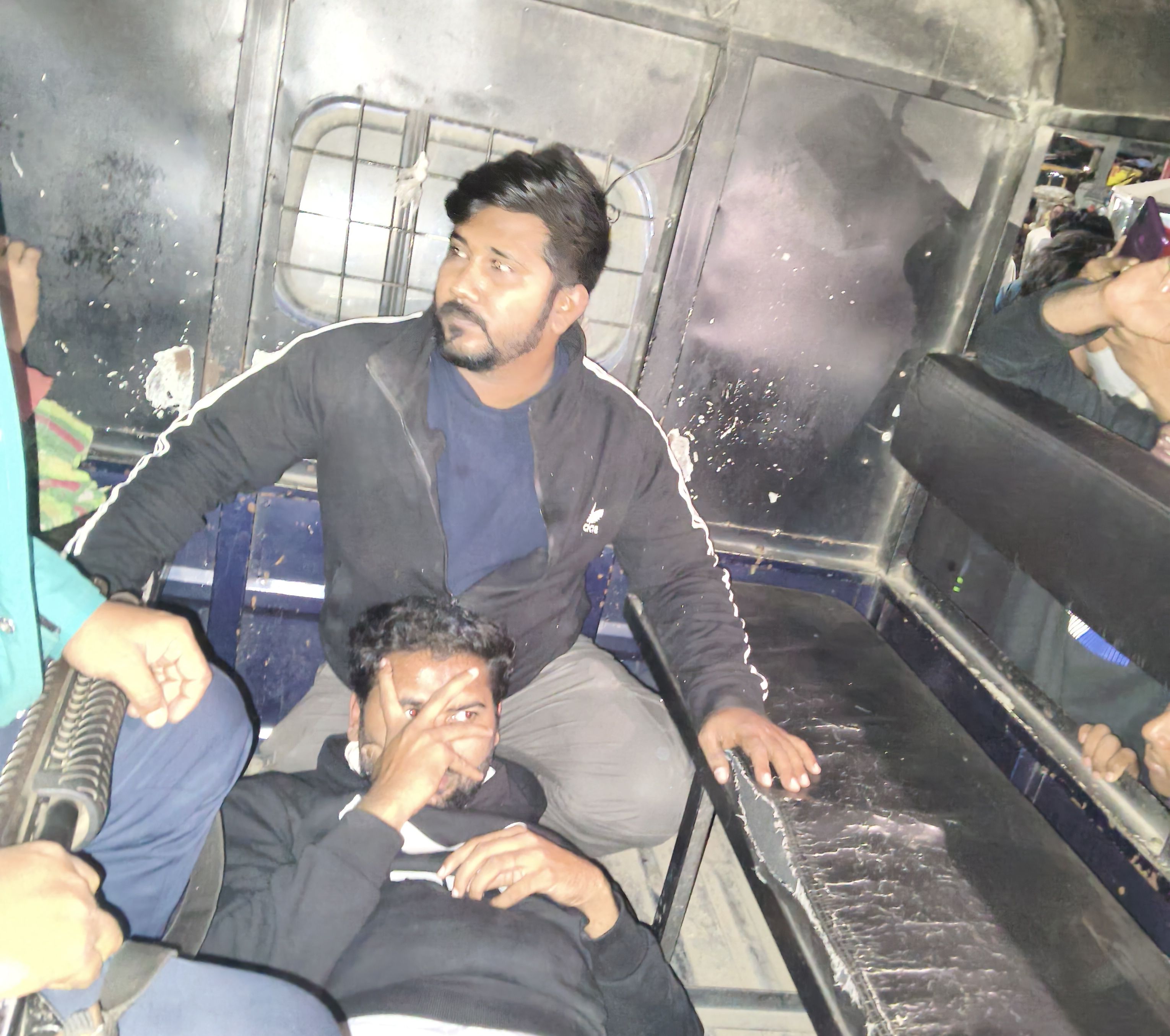 রংপুরে বিশ্ববিদ্যালয় এলাকা থেকে অস্ত্রসহ দুই এনসিপি নেতা আটক