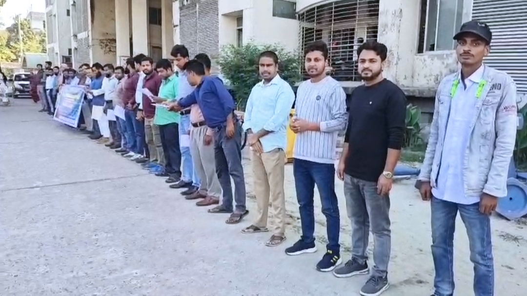 ফরিদপুরে মেডিকেল টেকনোলজিস্ট ও ফার্মিস্টদের মানববন্ধন