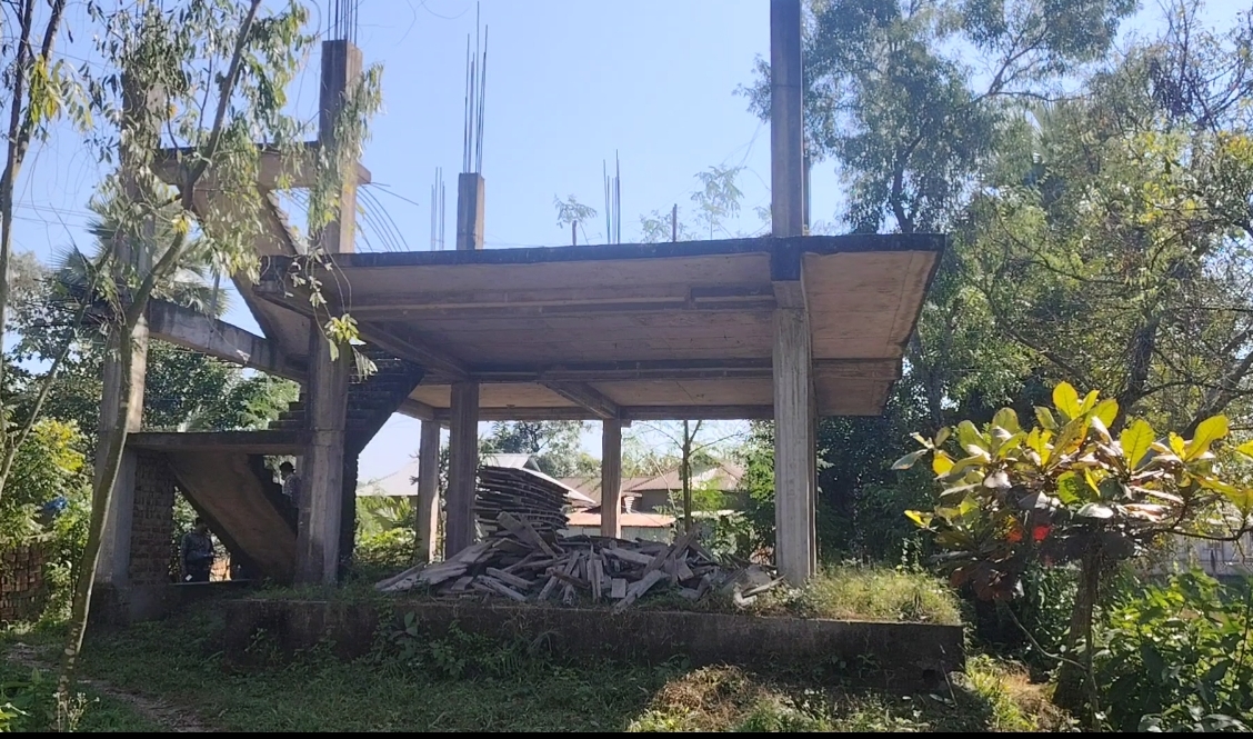 শ্রীপুরে রাস্তা দখল করে আওয়ামী লীগ নেতার ভবন নির্মাণ