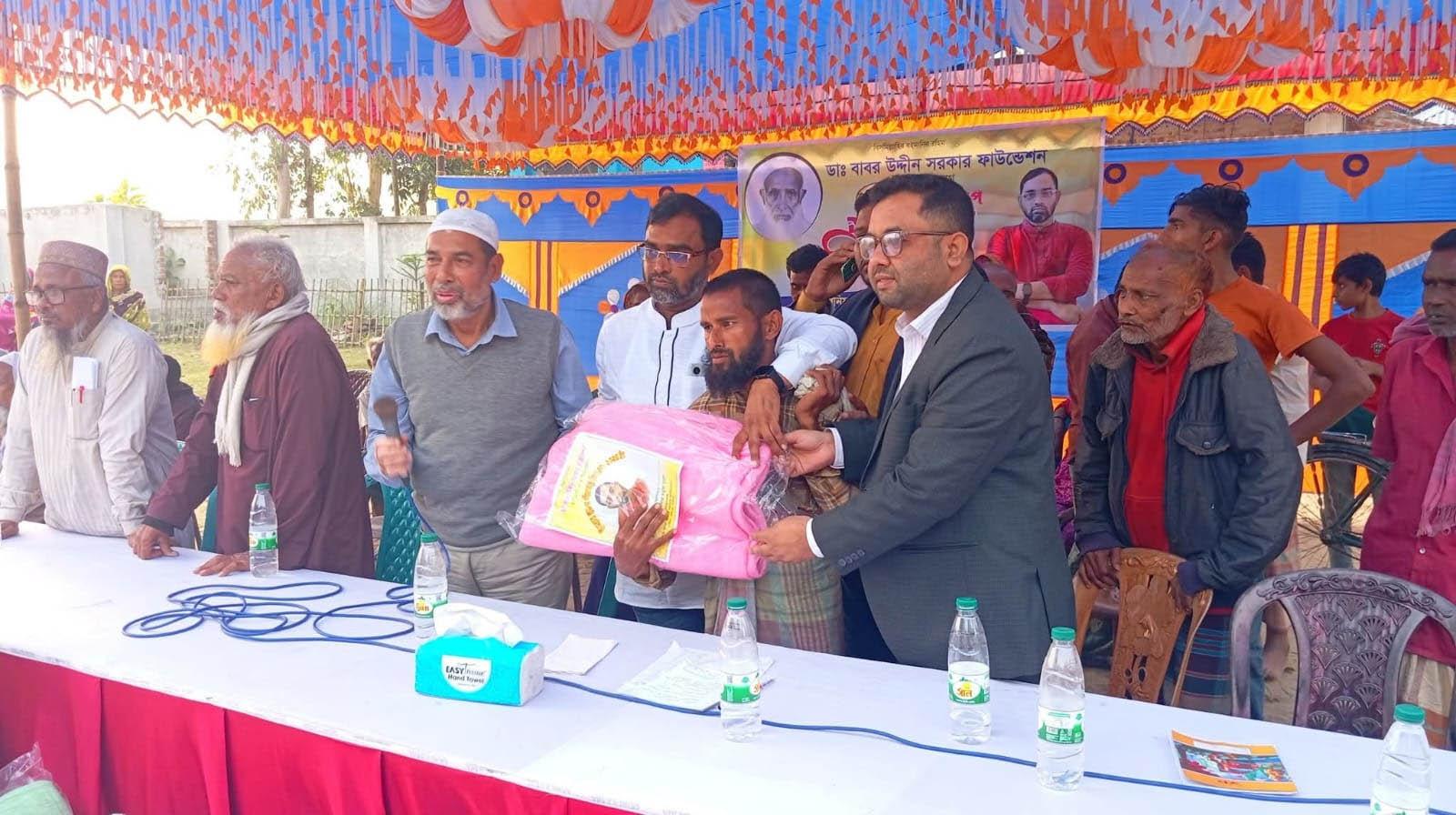 কুড়িগ্রামে ডাঃ বাবর উদ্দীন সরকার ফাউন্ডেশনের কম্বল বিতরণ