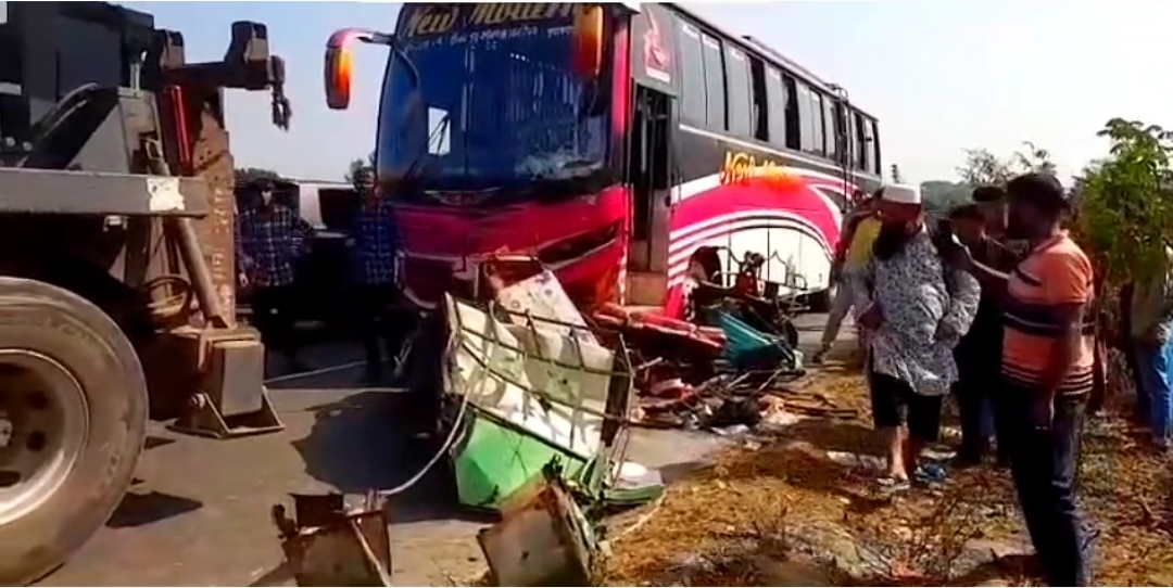 ফরিদপুরে বাসের চাপায় নারী-শিশুসহ অটোরিকশার ৩ যাত্রী নিহত