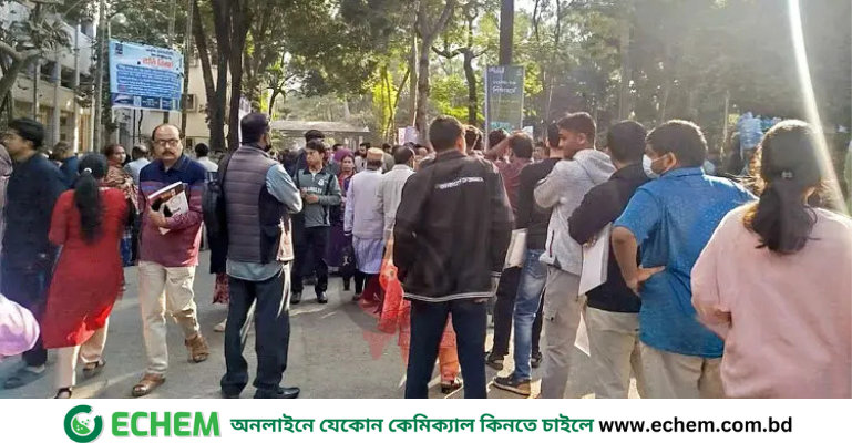 মেডিকেল ভর্তি পরীক্ষা: কেন্দ্রে আসছেন পরীক্ষার্থীরা