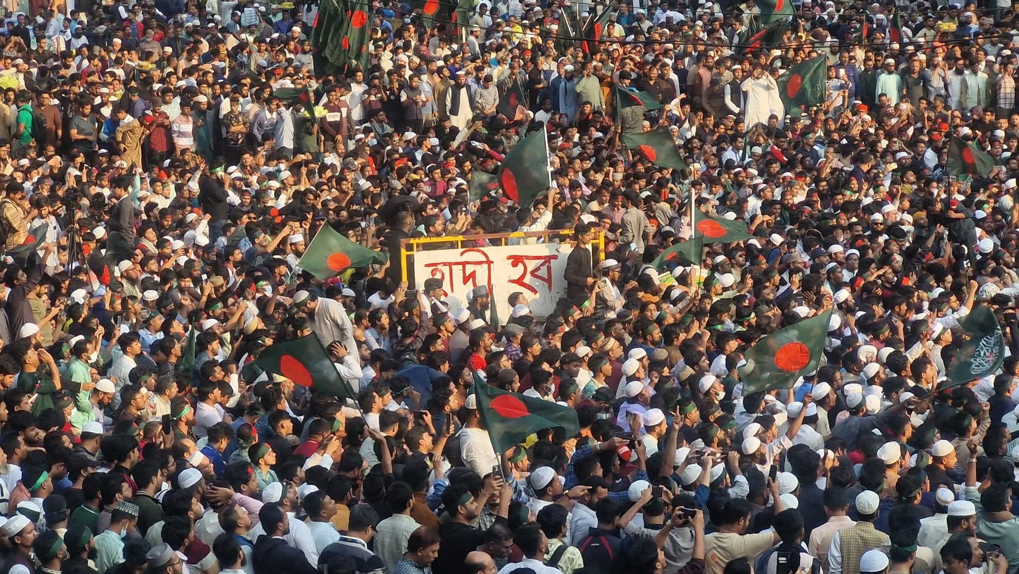 হাদি হত্যার প্রতিবাদে বিক্ষোভ, শাহবাগে শিক্ষার্থী-জনতার ঢল