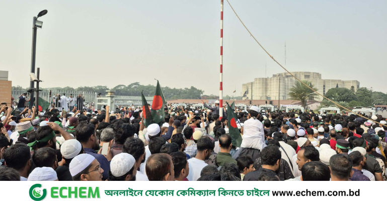 শহীদ হাদির জানাজায় অংশ নিতে সংসদ ভবনের দক্ষিণ প্লাজায় লাখো মানুষের ঢল