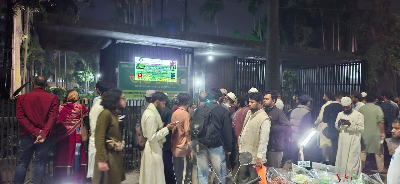 শহীদ হাদির কবর দেখতে মানুষের ভিড়, রাতেও থাকবে পুলিশ প্রহরা