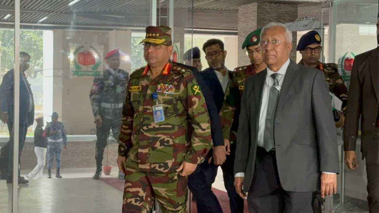 ইসির সঙ্গে তিন বাহিনীর প্রধানদের এক ঘণ্টার বৈঠক