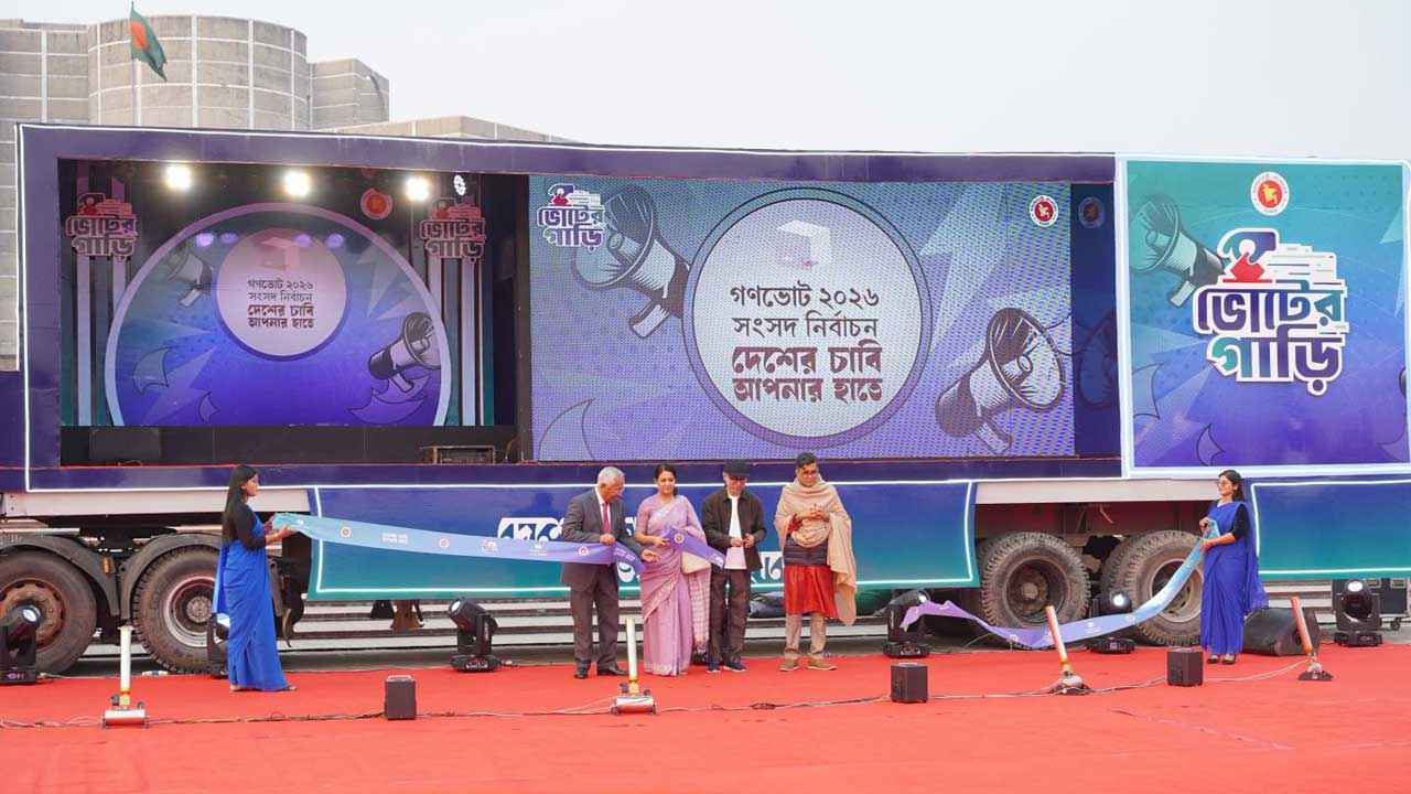 যাত্রা শুরু করল ভোটের গাড়ি