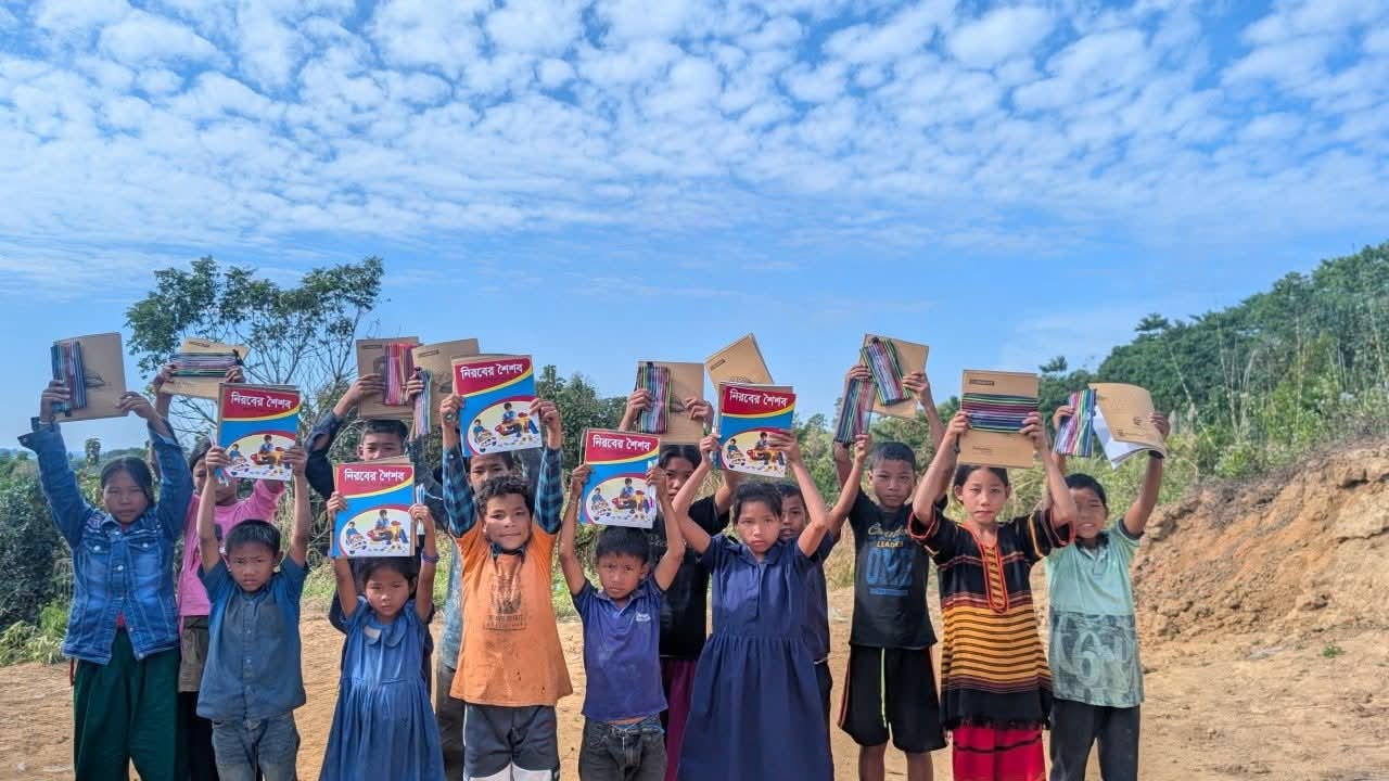 দুর্গম পাহাড়ে রাবিপ্রবি শিক্ষার্থীদের শিক্ষা ক্যাম্পেইন ও শিক্ষা উপকরণ বিতরণ