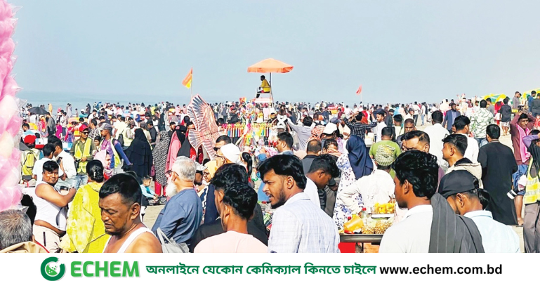 টানা ছুটিতে মেতেছে কক্সবাজার