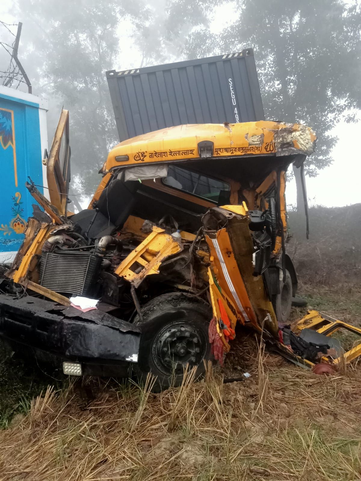 চৌদ্দগ্রামে ঘনকুয়াশায় লরির পিছনে ধাক্কায় প্রাণ গেল চালক ও হেলপারের