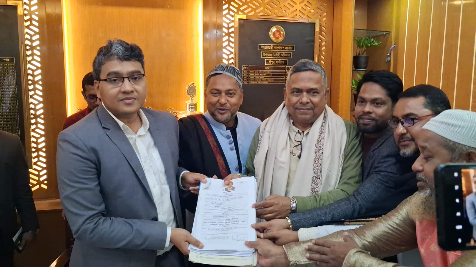 গাজীপুর–৩ আসনে বিএনপির প্রার্থী ডা. বাচ্চুর মনোনয়নপত্র দাখিল