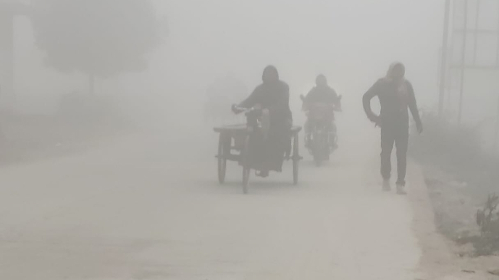 দিনাজপুরে প্রচন্ড শীতে জনজীবন স্থবির, ভিড় বেড়েছে ফুটপাতের গরম কাপড়ের দোকানে