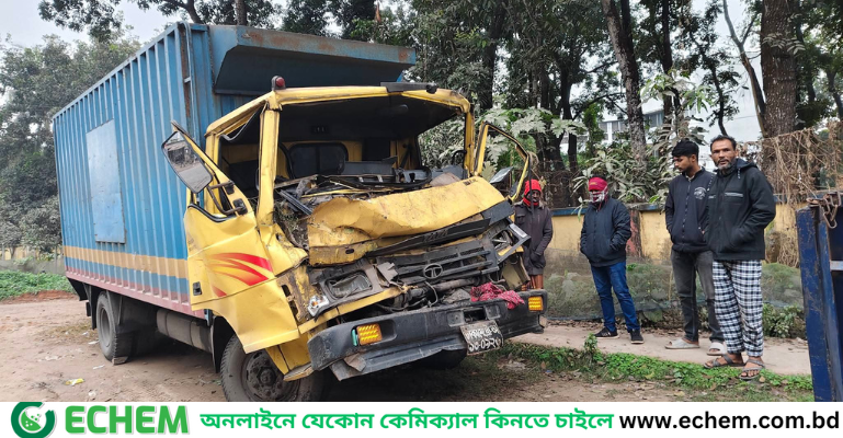 বড়াইগ্রামে ট্রাকের পেছনে কাভার্ডভ্যানের ধাক্কা, চালকসহ নিহত ২