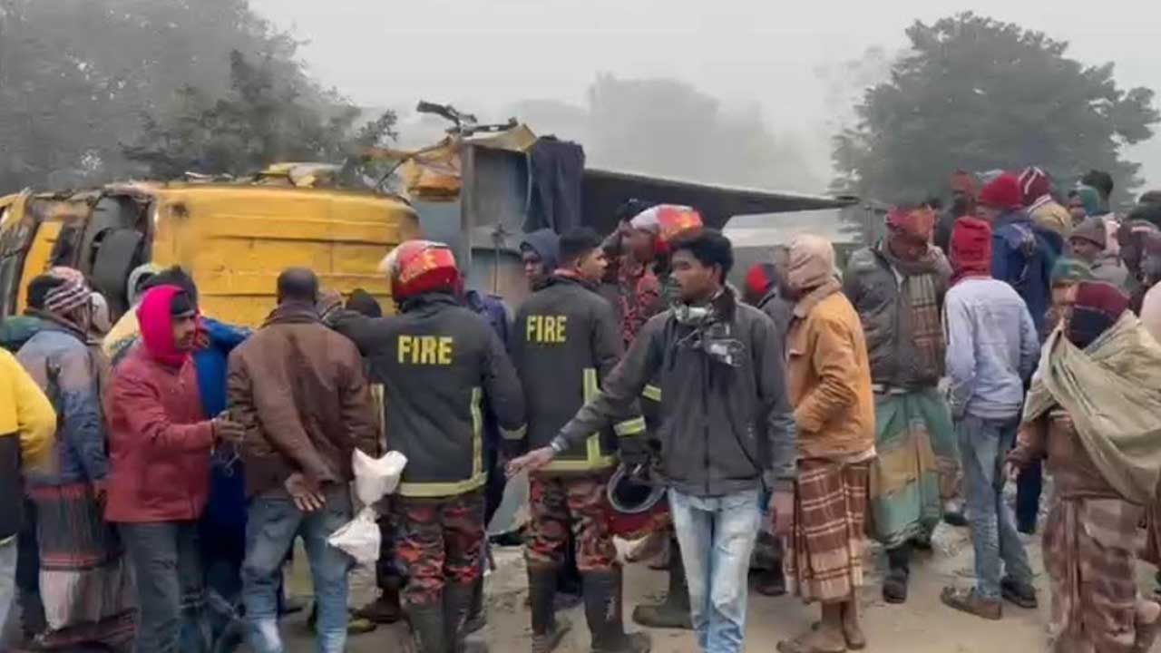রাজশাহীতে ট্রাক উল্টে ৩ জনের মৃত্যু