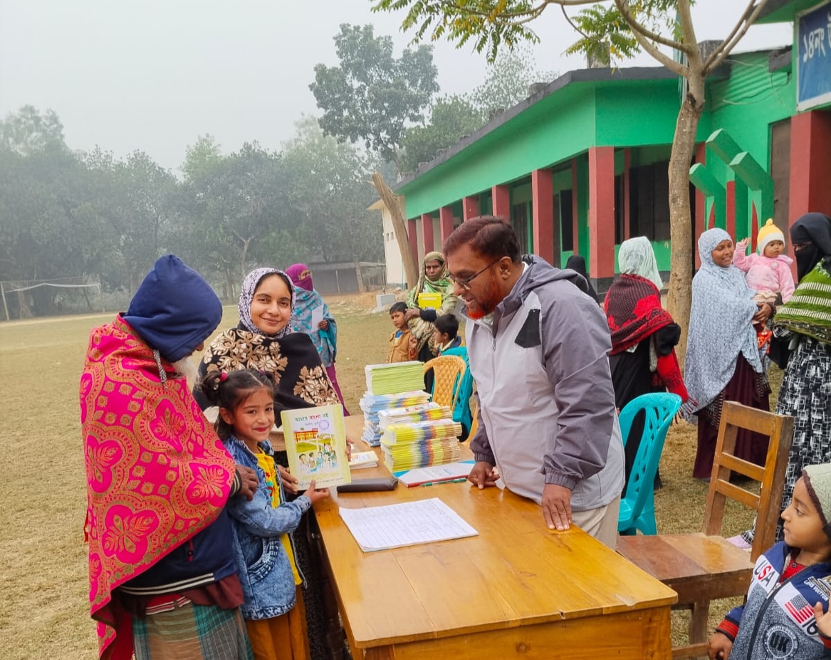 শ্রীপুরে শোকাবহ পরিবেশে বই বিতরণ