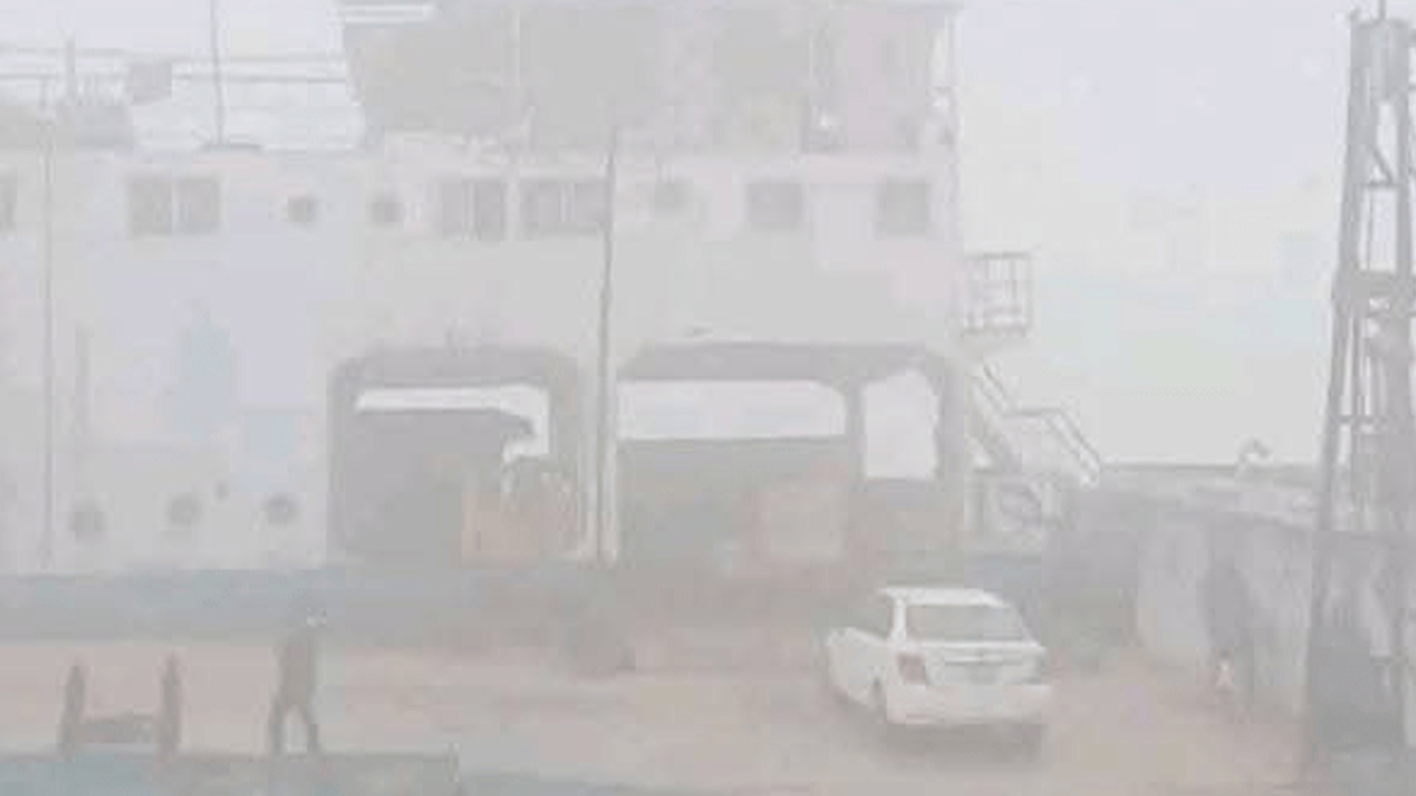 ঘন কুয়াশায় দৌলতদিয়া-পাটুরিয়া নৌরুটে ফেরি চলাচল বন্ধ