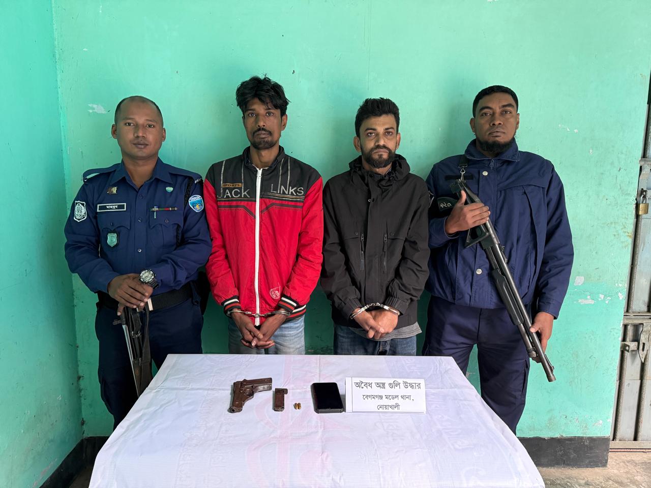 নোয়াখালীতে আবাসিক হোটেল থেকে বিদেশি পিস্তল-গুলিসহ গ্রেপ্তার ২
