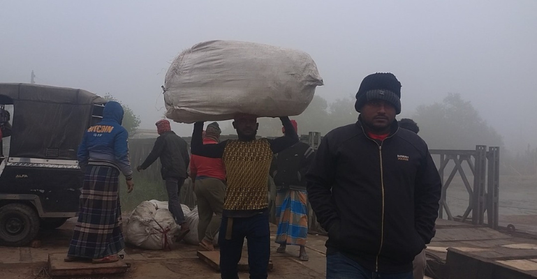 কুয়াশার চাদরে ঢাকা মোংলা, শীতে বিপর্যস্ত জনজীবন