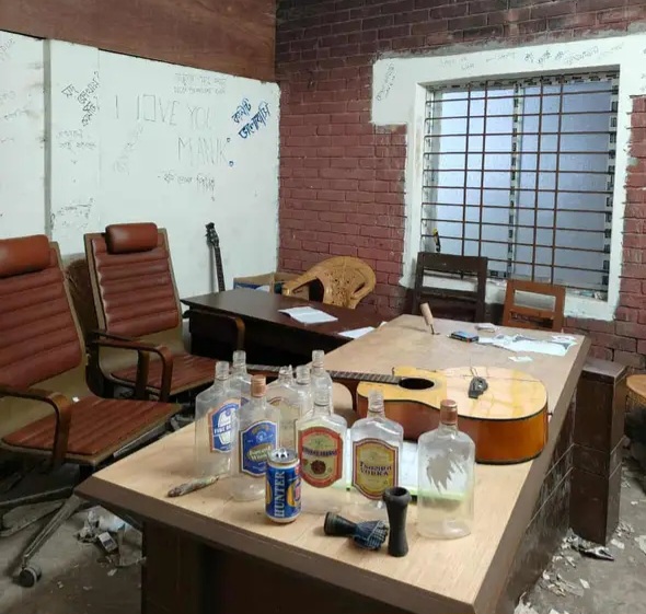 জাবির র‍্যাগজোনে প্রশাসনের অভিযান: মদ, গাঁজা,মাদকদ্রব্য ও ব্যবহৃত বিছানাপত্র জব্দ