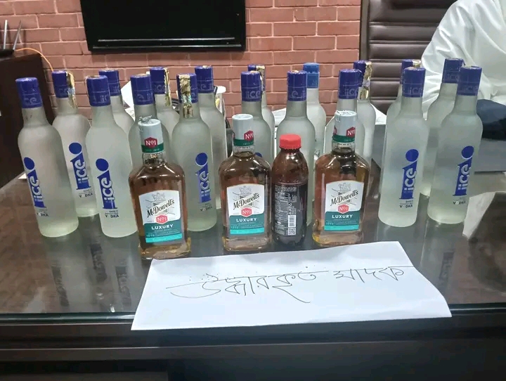 জাবির আবাসিক হল থেকে ২০ বোতল মদসহ শিক্ষার্থী আটক