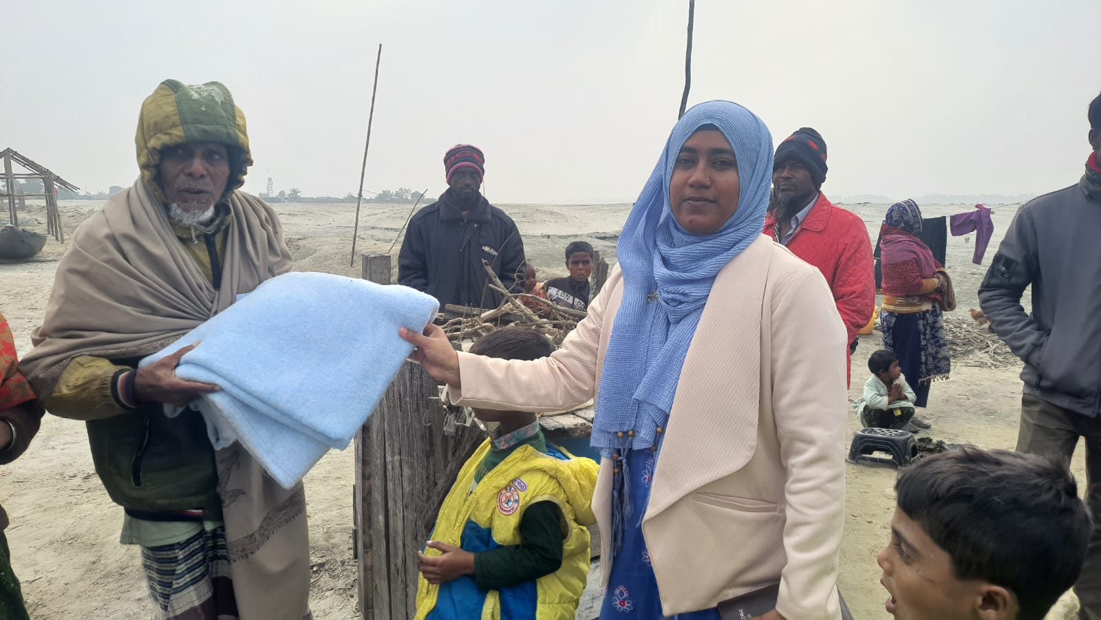 মোংলায় শীতার্তদের মাঝে কম্বল বিতরণ করলেন ইউএনও