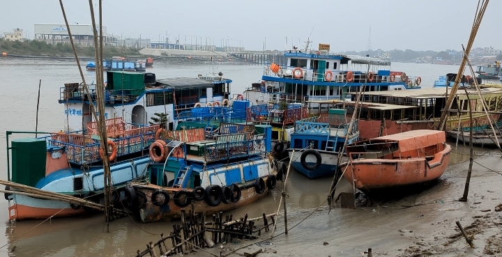 চলছে সুন্দরবনের পর্যটনবাহী নৌযান ধর্মঘট ; ফিরে যাচ্ছে পর্যটক