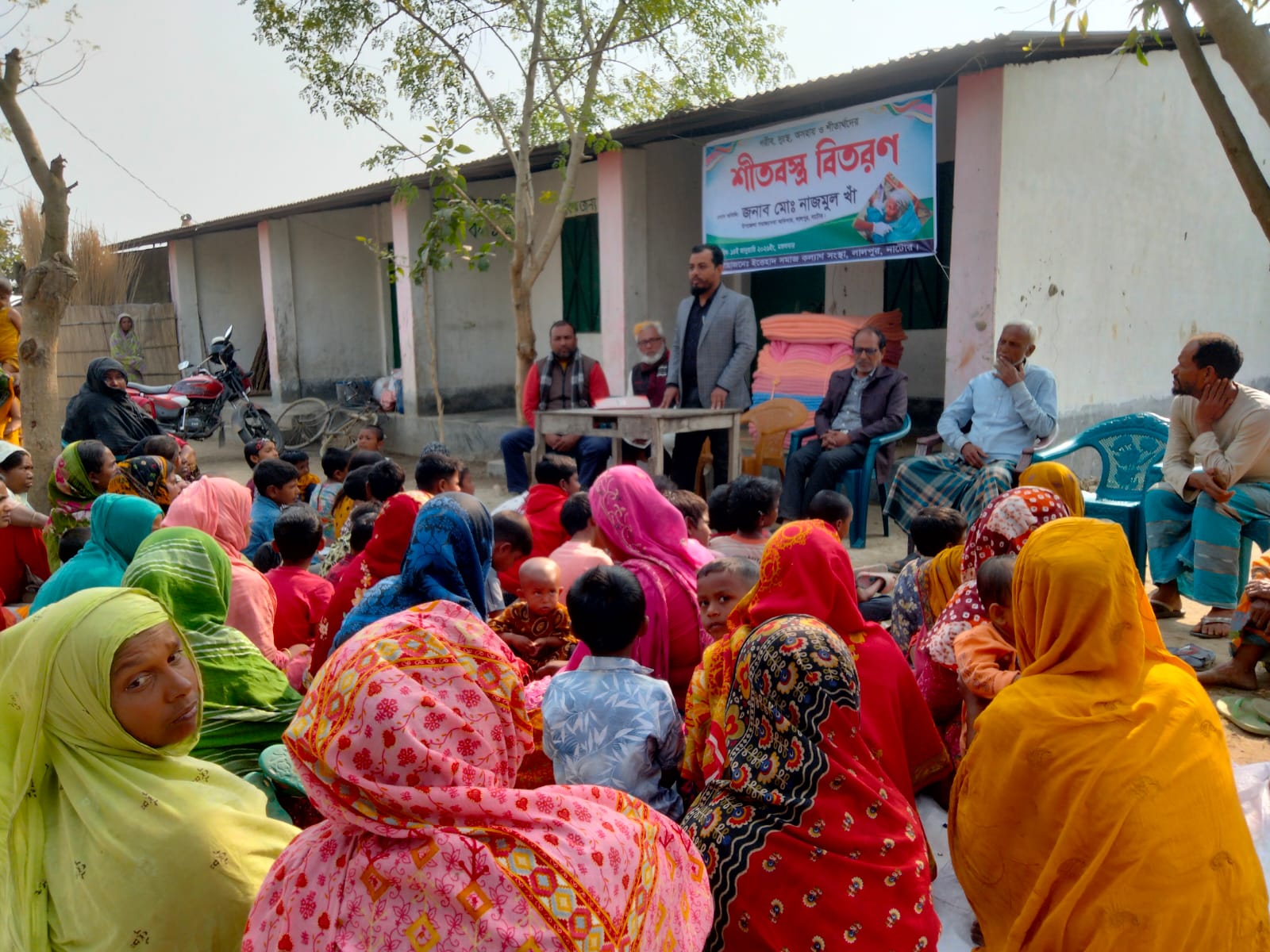 লালপুরে ইত্তেহাদ সমাজ কল্যাণ সংস্থার উদ্যোগে শীতবস্ত্র বিতরণ