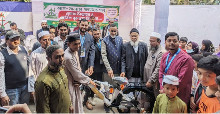 চৌদ্দগ্রামে নিয়মিত নামাজ ও রচনা প্রতিযোগিতায় পুরস্কার পেল শতাধিক শিক্ষার্থী