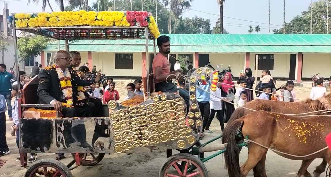 নোয়াখালীতে ঘোড়ার গাড়িতে চড়িয়ে অবসরপ্রাপ্ত দুই শিক্ষককে রাজকীয় বিদায় সংবর্ধনা